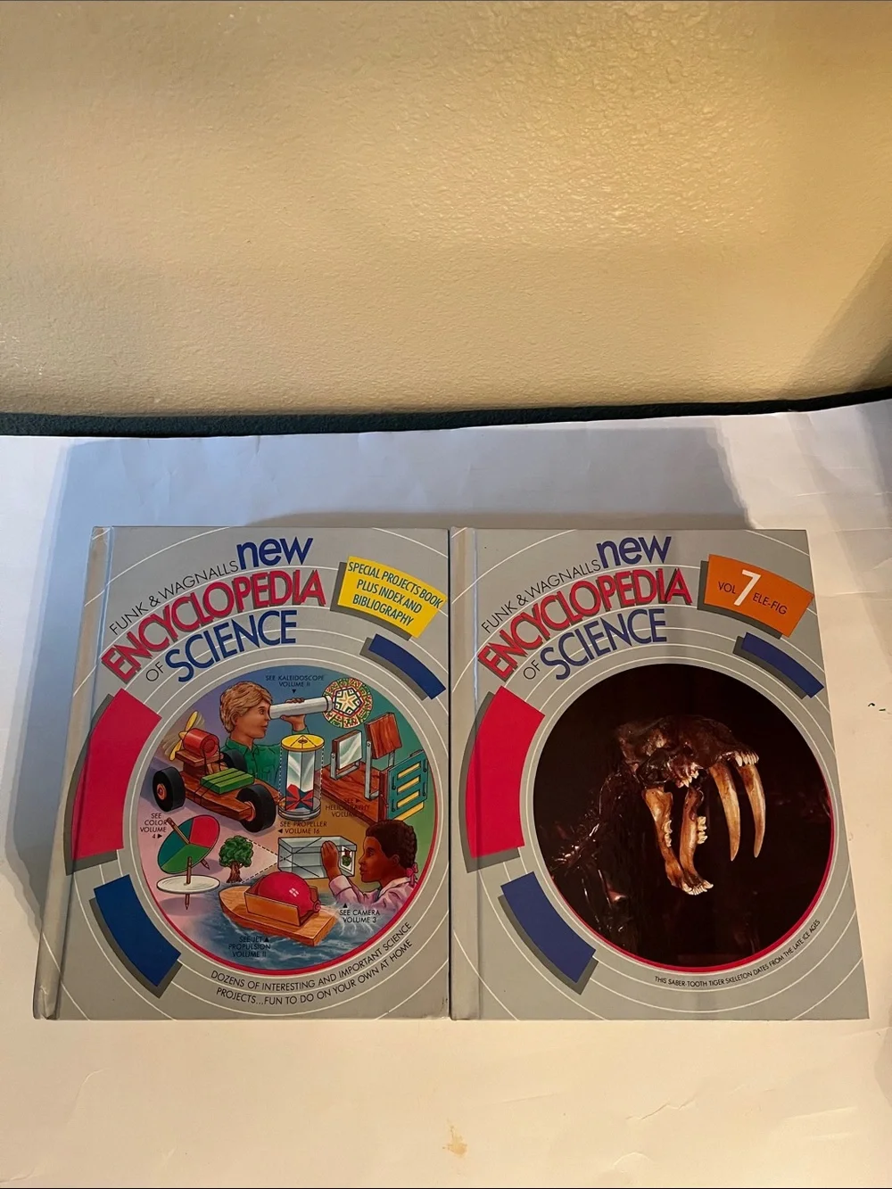 Vtg 1986 Funk Wagnalls New Encyclopedia of science book and special project book